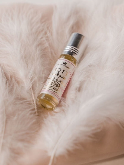 Soft 6ml Parfümöl - Al Rehab Misk in einer eleganten Glasflasche auf weißem Federkissen.